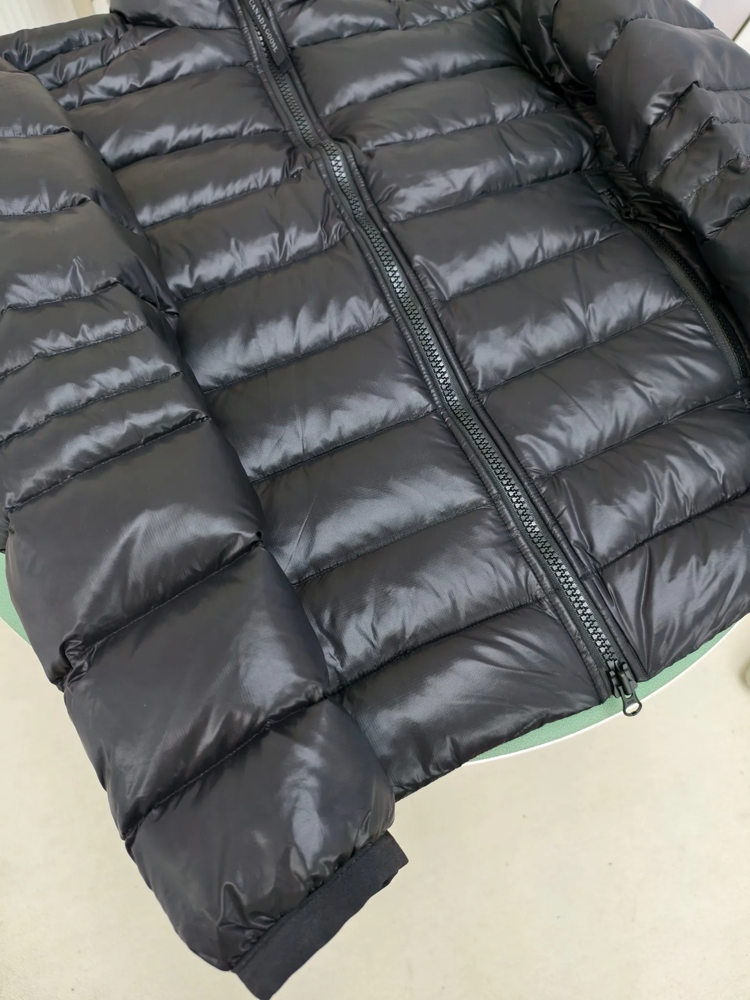 P880 2228M model (high version) Canada goose Crofton down jacket, this is a down jacket suitable for late autumn and early winter: on cold and rainy mornings, it can be used as a layer of warmth inside the rainproof jacket, and can be worn alone in the late autumn and early winter with a little bit of coolness. Filled with white duck down. The Crofton Jacket is a versatile, lightweight and versatile piece that even packs itself in for easy transport. The inner layer has removable elastic straps, making the jacket easy to carry on the shoulder and hands-free. 2 zippered hand pockets with fleece fabric on the knuckle side for softness and warmth. Color: black with black label, black with red label, ocean blue, superoxide blue, silver birch red label, silver birch black label Size: XS-2XL